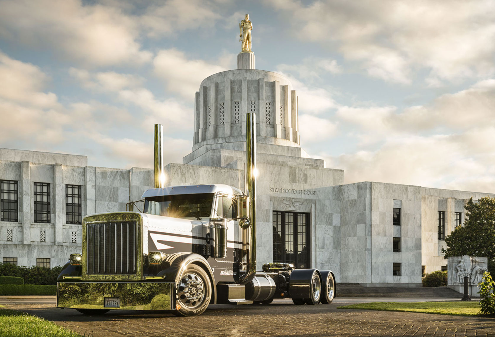 2003 Peterbilt 379 daycab belonging to Rusty Bradeen Trucking of Edgewood, a Oregon State Capitol