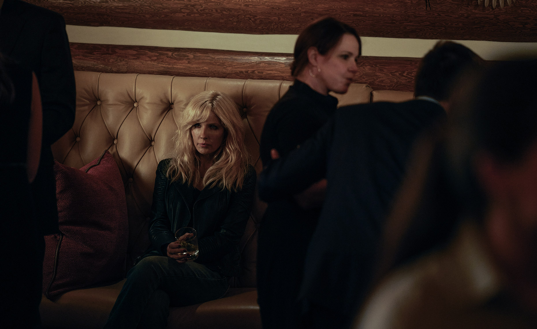 Beth Sees Jamie Walk Away with Sarah at the Bar